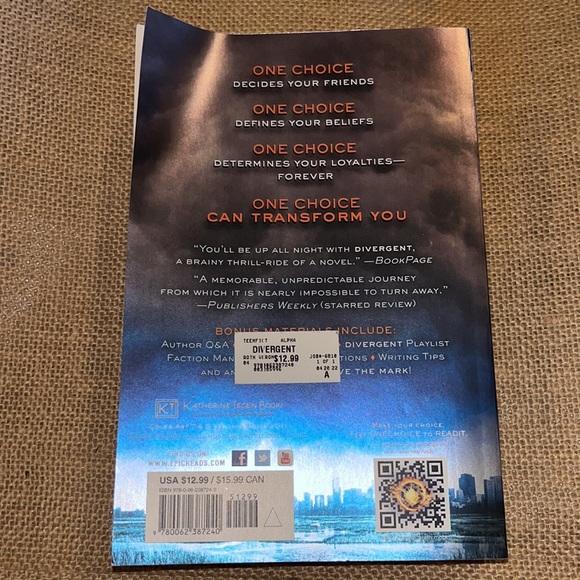 DIVERGENT by Veronica Roth  book - Picture 4 of 6